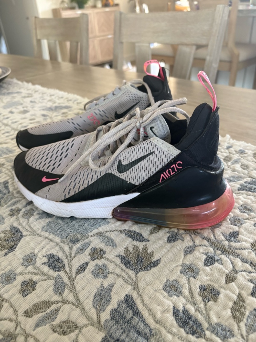 Nike Air Max 270 in Gray, Black and Pink. Rainbow heel